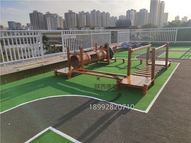 西安新城秦川幼兒園木質(zhì)游樂設(shè)施滑梯案例