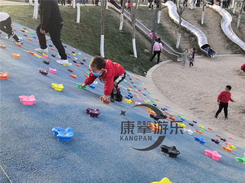 西安長(zhǎng)安區(qū)樊川微地形沙池不銹鋼滑梯案例