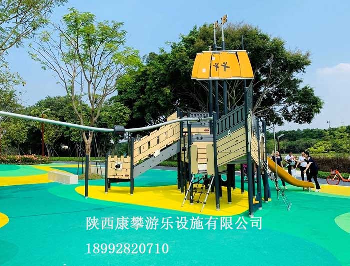 戶外滑滑梯